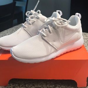BRAND NEW White Nike Roshe One